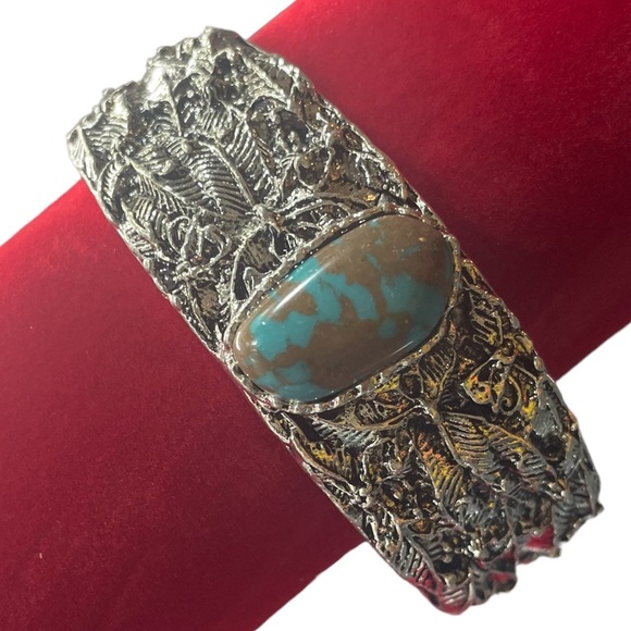 Jewelry - 2/$25 or 3/$35 NWOT Silver floral bracelet with a center turquoise enamel stone